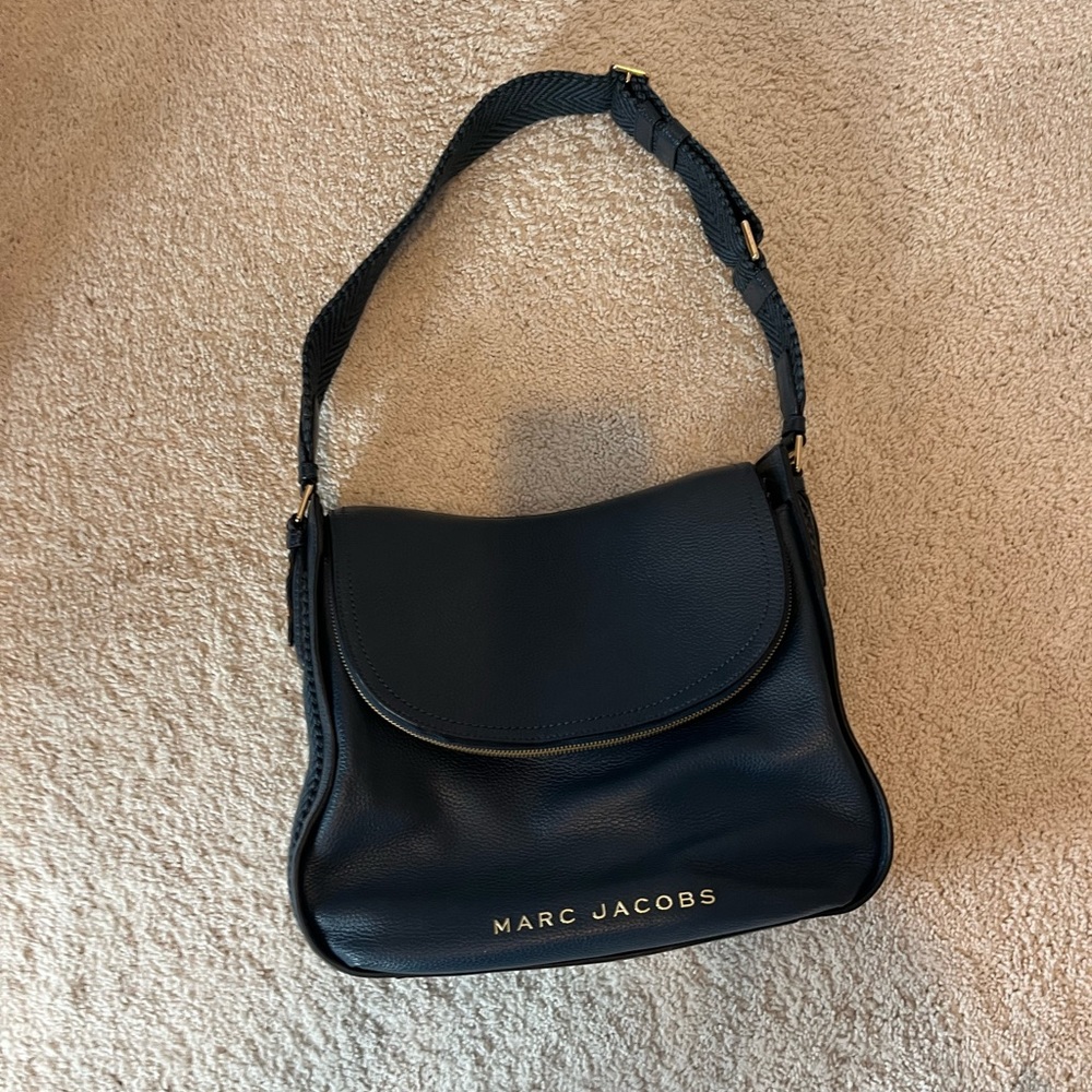 Marc Jacob’s Leather shoulder bag with lots of storage compartments!